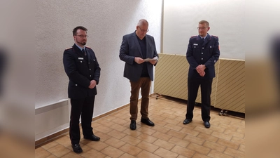 Samtgemeindebürgermeister Hartmut Krause konnte zwei Kameraden ihre Ehrenamtskarte überreichen. (Foto: privat)