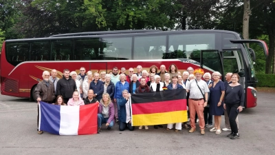 Vor der Abreise aus Flers: Die Teilnehmer aus Wunstorf. (Foto: privat)