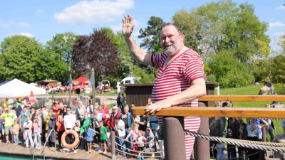 Grüßt in die Kamera: Ortsbürgermeister Rolf Hoch vor seinem Sprung ins Becken. (Foto: tau)