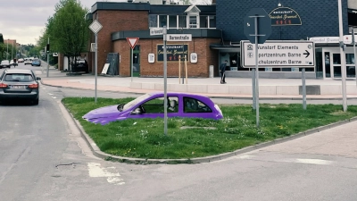 Eine Bildmontage: Ein Auto ragt zur Hälfte aus der Verkehrsinse. (Repro: Lasse Schlegel)