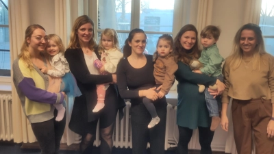 Mit ihren Müttern (v.li.): Emily, Nora-Lou, Lia und Lukas sowie die Leiterin der Kurse Mirjete Brajshori-Taffalari. (Foto: privat)