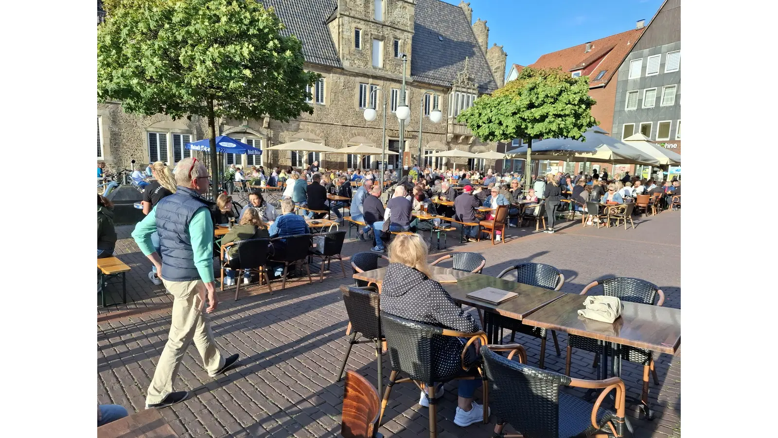 Geschätzte 600 Sundowner-Gäste auf dem Marktplatz Stadthagen (Ausschnitt). (Foto: ab)