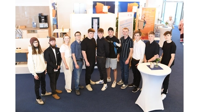 Ab sofort kann man in der Volksbank am Rathausplatz in Bückeburg die Ausstellung der Gesellenstücke der Tischerinnung besichtigen.  (Foto: nd)