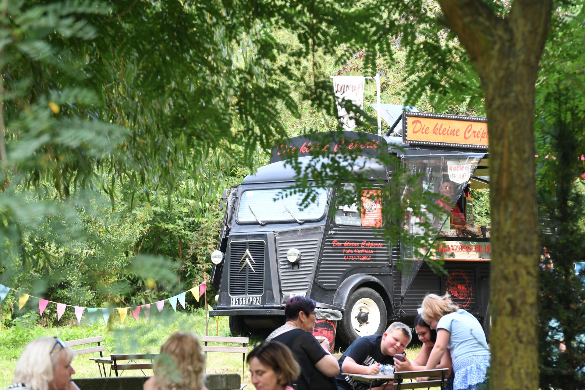 Drei Tage lang verwandelte sich das Rittergut Remeringhausen in ein Paradies für Garten- und Kunstliebhaber: Das beliebte Fest „Romantic Garden“ feierte seinen 25. Geburtstag. Bei strahlendem Sommerwetter strömten zahlreiche Besucherinnen und Besucher auf das idyllische Gutsgelände, um ein abwechslungsreiches Programm aus Ausstellungen, Musik und kulinarischen Angeboten zu genießen. Die gut gelaunten Gäste und das hervorragende Wetter sorgten für beste Stimmung, und auch die Aussteller zeigten sich rundum zufrieden. (Foto: nd)