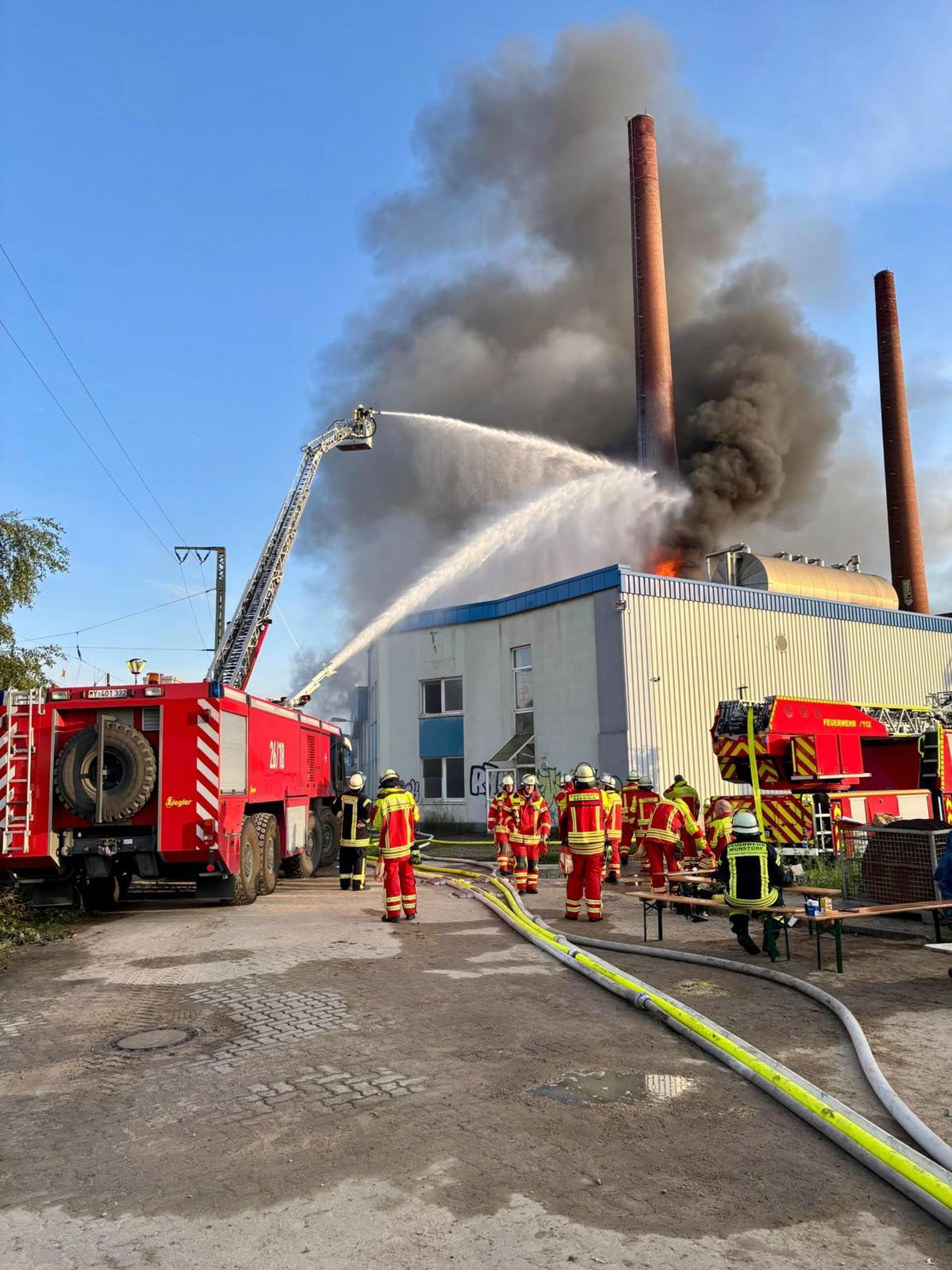 Bei den Löscharbeiten: Die Feuerwehr. (Foto: Feuerwehr)
