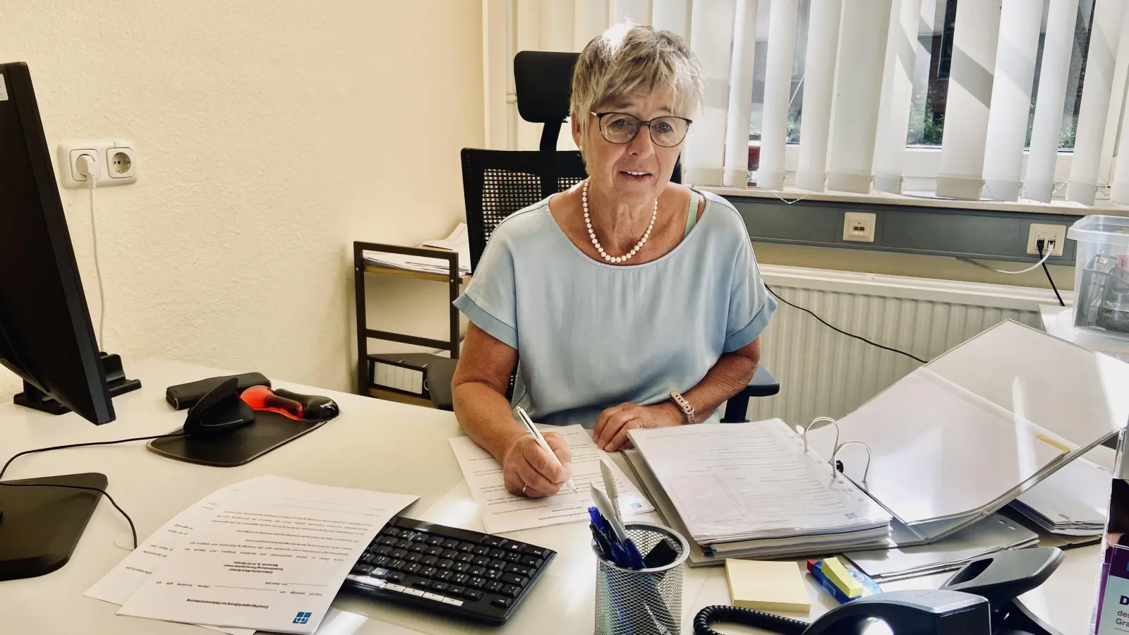Angelika Held ist eine von zehn Formularlotsinnen des Diakonischen Werks und die Hilfe wird immer dienstags und donnerstags von 9 bis 11 und 13.30bis 15.30 Uhr im Raum 037 im Rathaus angeboten. (Foto: ste)