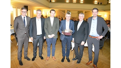 RLB-Vorstandsvorsitzender Hartmut Brunkhorst (3.v.r.) wurde nach Erreichen der Altersgrenze mit der Ehrennadel Gold geehrt und feierlich verabschiedet: Es gratulieren (v.l.) Peter Götz, Vorstandsmitglied Genoverband, Marco Gottschalk, hauptamtliches Vorstandsmitglied RLB und Vorstandssprecher, Dr. Leon Schäkel, stellvertretender Vorstandsvorsitzender RLB, Wilhelm Wiebke, Vorsitzender des Aufsichtsrats RLB und Piet de Vries, hauptamtliches Vorstandsmitglied RLB. (Foto: pd)