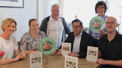Zum Start der Aktion trafen sich Jennifer Mohme-Xhata von der Hof-Apotheke, &nbsp;Annika Fauth vom Stadtmarketing, Innitiator Moreno Ciotti , Bürgermeister Axel Wohlgemuth, Astrid Herbst-Wagner von der Tourist-Information und Peter Schmitz vom Cafe Augusta. (Foto: nd)