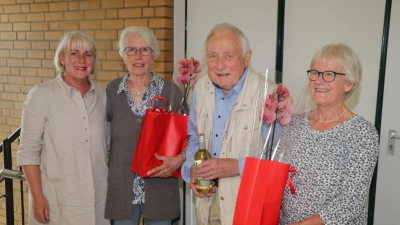 Nach der Ehrung (v.li.): Heike Kribbe, Edelgard Meyer, Jann Weerts und Lore Klages.  (Foto: gi)