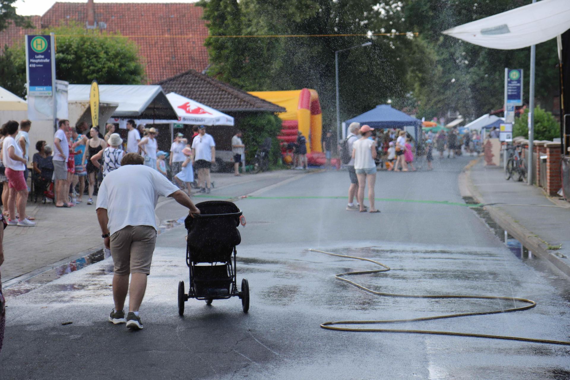 Hauptstraßenfest in Luthe: Für Abkühlung ist gesorgt. (Foto: tau)