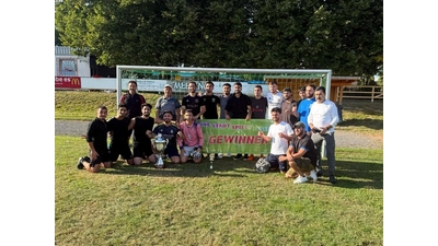 Die Mannschaft „Shingal“ holt den ersten Platz bei „Eine Stadt spielt Fußball“.  (Foto: Julian Bornemann)