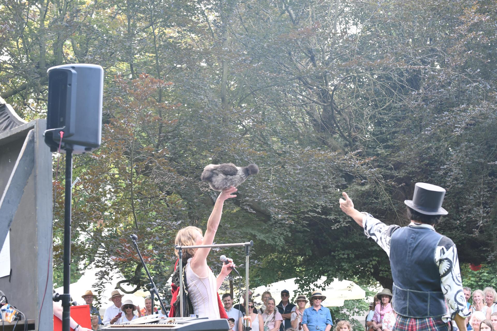 Drei Tage lang verwandelte sich das Rittergut Remeringhausen in ein Paradies für Garten- und Kunstliebhaber: Das beliebte Fest „Romantic Garden“ feierte seinen 25. Geburtstag. Bei strahlendem Sommerwetter strömten zahlreiche Besucherinnen und Besucher auf das idyllische Gutsgelände, um ein abwechslungsreiches Programm aus Ausstellungen, Musik und kulinarischen Angeboten zu genießen. Die gut gelaunten Gäste und das hervorragende Wetter sorgten für beste Stimmung, und auch die Aussteller zeigten sich rundum zufrieden. (Foto: nd)