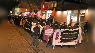 Der Demonstrationszug bewegt sich durch die Straßen Lindhorsts.  (Foto: Borchers, Bastian)