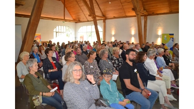 Über 100 aufmerksame Zuhörer im Gartensaal des Rittergutes. (Foto: ab)