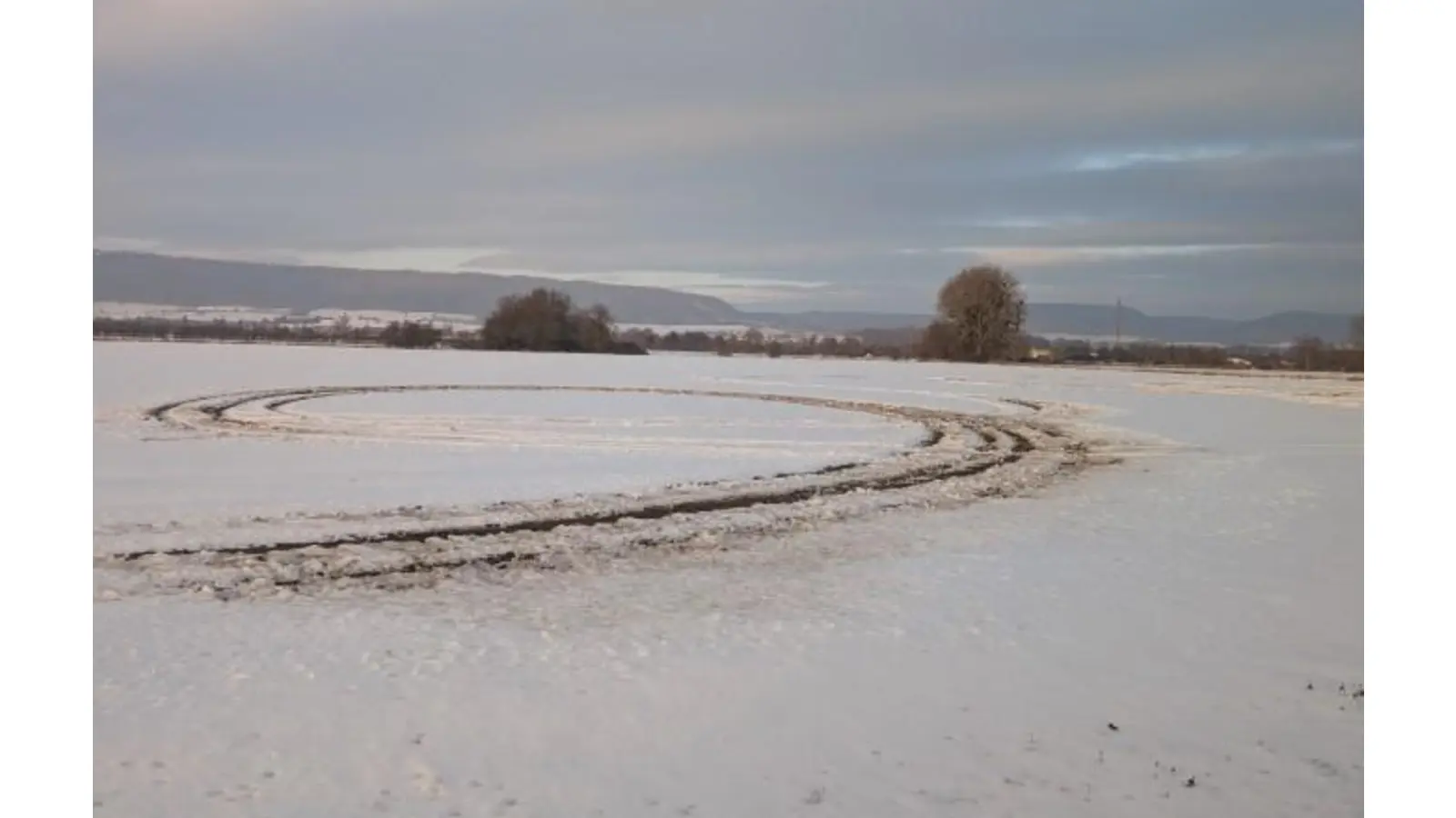 Unbekannte beschädigen Acker in Hessisch Oldendorf. (Foto: Polizei)