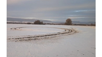 Unbekannte beschädigen Acker in Hessisch Oldendorf. (Foto: Polizei)