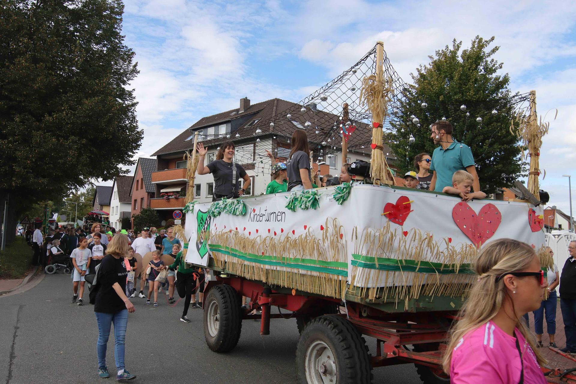 Eindrücke vom großen Festumzug. (Foto: tau)