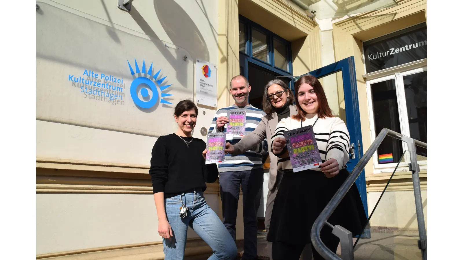 Werbung für die Teenie-Party, v.l.n.r.: Miriam Fenne (APo), Sebastian Ahlerichs (LKJ), Iris Freimann (Stadt), Engel Lockemann (FsJ). (Foto: ab)