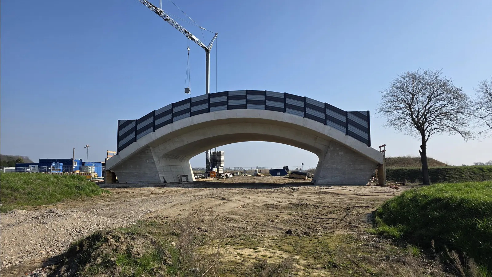 Inzwischen fertiggestellt: Die Fledermausbrücke über die künftige Nordumgehung. (Foto: tau)