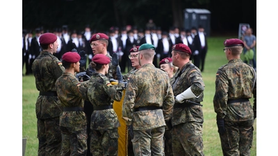 Mit der Hand an der Truppenfahne schwören oder geloben die jungen Soldatinnen, der Bundesrepublik Deutschland treu zu dienen und das Recht und die Freiheit des deutschen Volkes tapfer zu verteidigen. (Foto: jp)