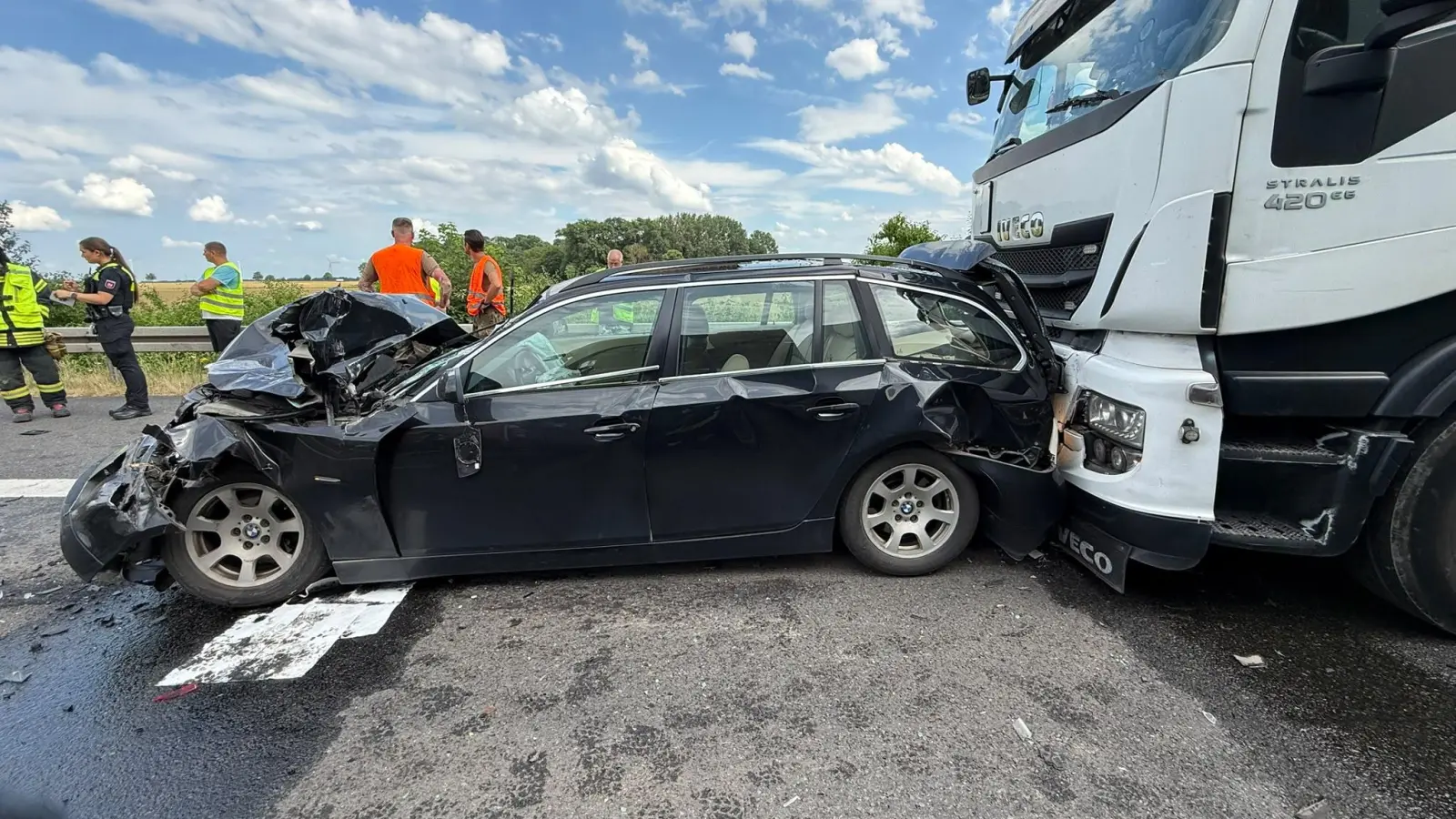 Auf der A2: Die Unfallfahrzeuge. (Foto: Feuerwehr)