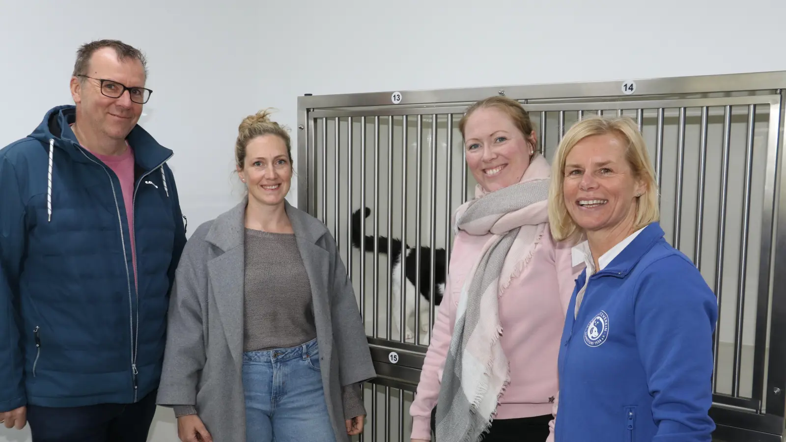 Vor den neuen Boxen (v.li.): Markus Saars, Tierärztin Charline Karasch, Tierärztin Marie-Luise Zimmermann und Geschäftsführerin Eileen Haucke.  (Foto: gi)