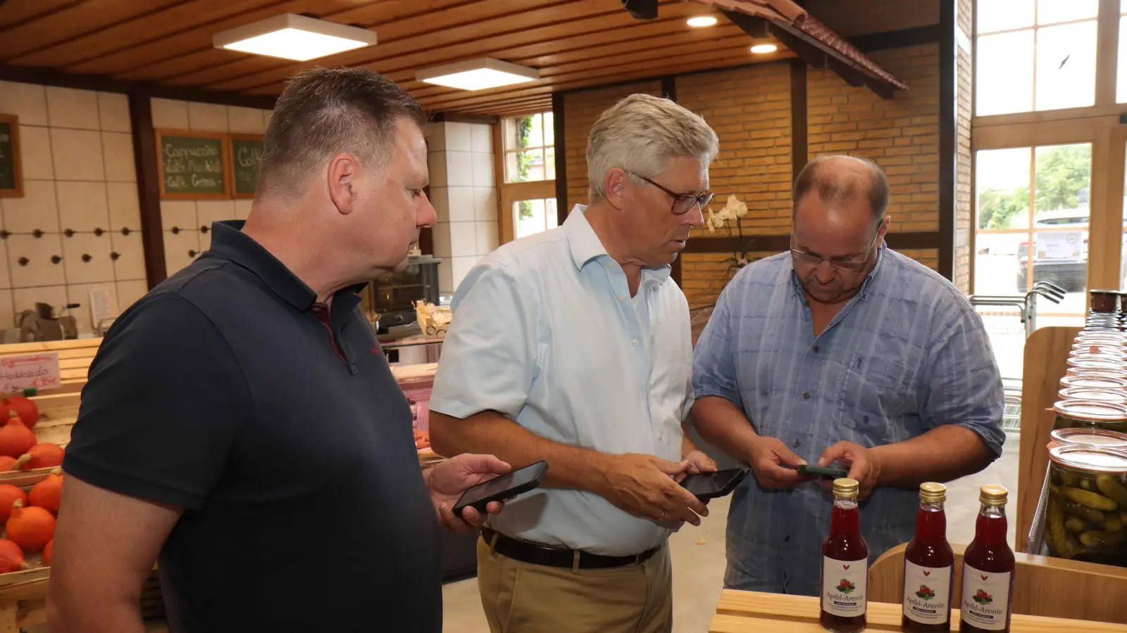 Testen die App in der Gemüsescheune Klischat (v.li.): Ortsbürgermeister Frank Zülich, Bürgermeister Carsten Piellusch und Martin Klischat. (Foto: tau)