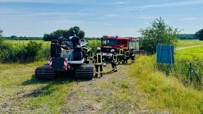 Vor Ort: Die Pistenraupe sowie Einsatzkräfte der Feuerwehr. (Foto: Feuerwehr)
