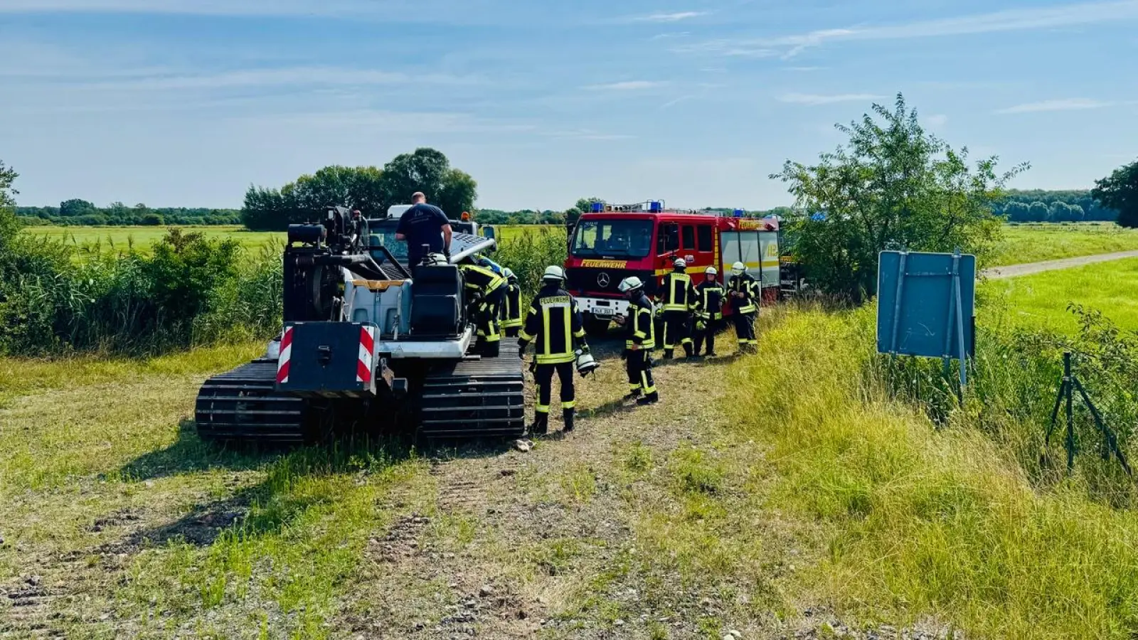 Vor Ort: Die Pistenraupe sowie Einsatzkräfte der Feuerwehr. (Foto: Feuerwehr)