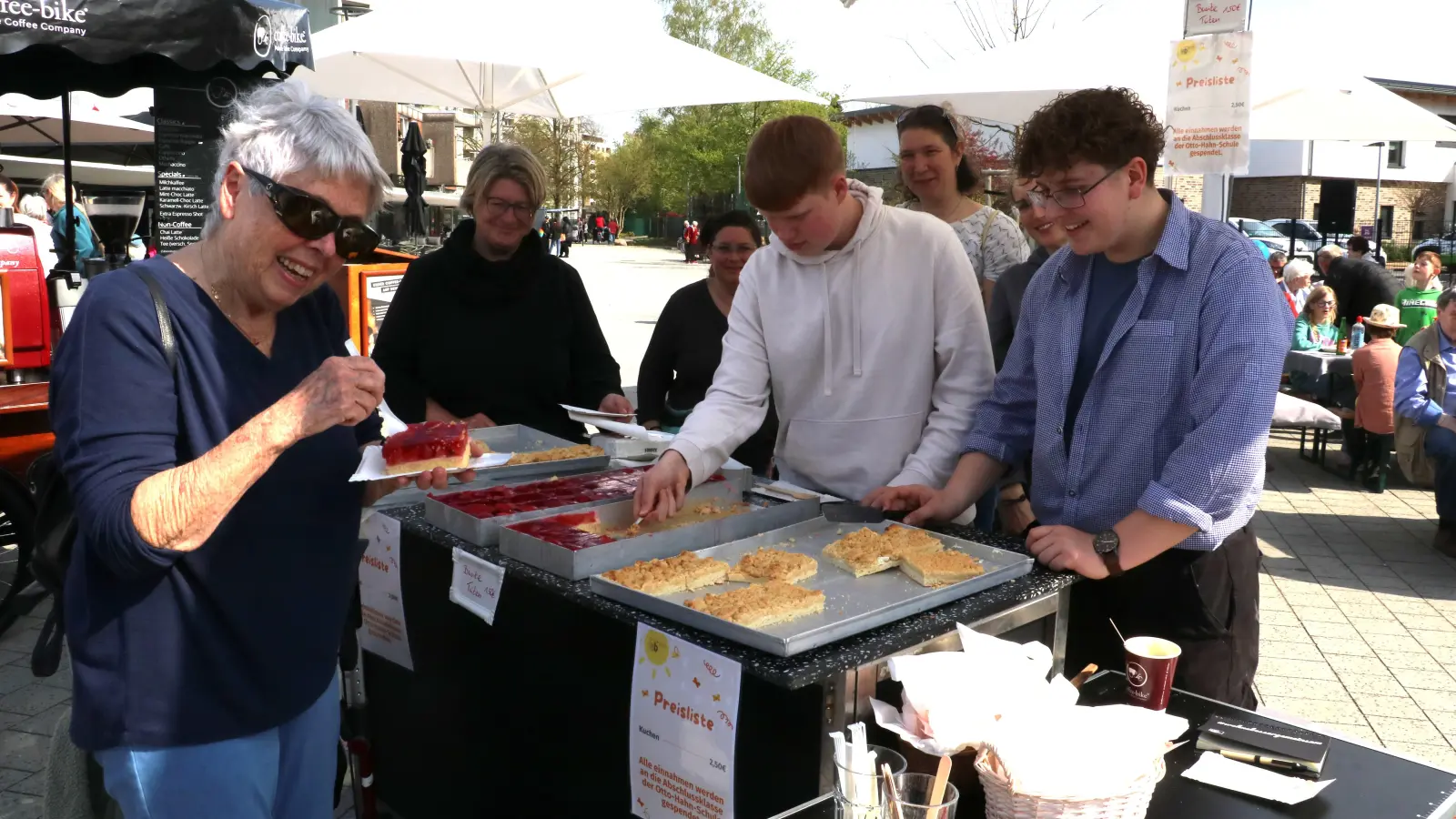 Verkaufen vom Bauverein gespendeten Kuchen: Die Schüler Pascal und Jesse.<br><br> (Foto: gi)
