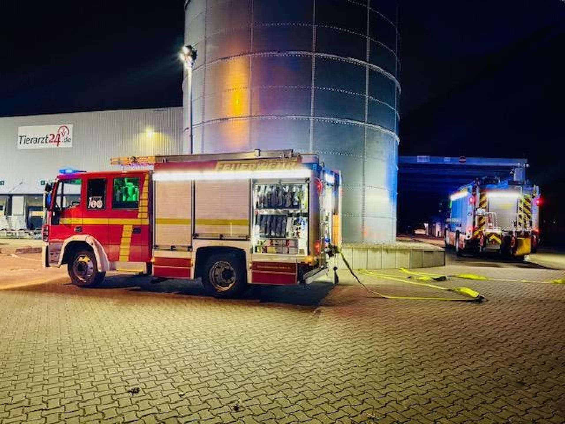 Auf einem Betriebsgelände: Gefahrgutübung im Gewerbegebiet. (Foto: Feuerwehr)