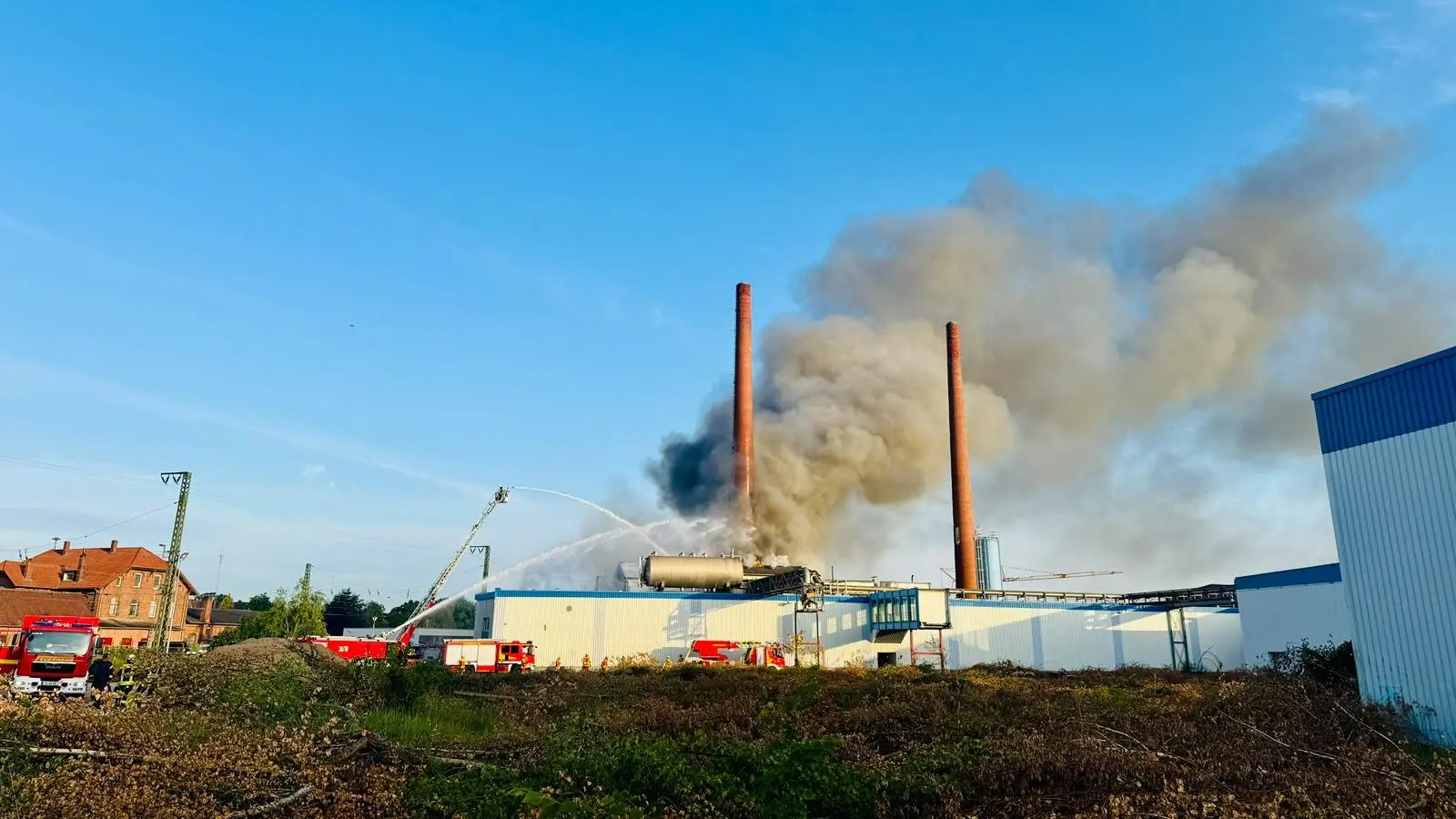 Starke Rauchentwicklung auch noch am Morgen: Die Feuerwehr ist nach wie vor mit dem Löschen des Brandes beschäftigt. (Foto: Feuerwehr)