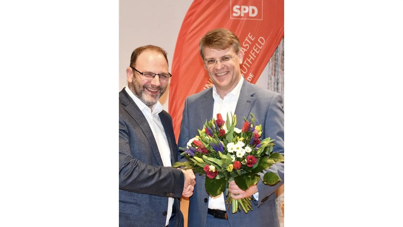 Bildunterschrift (von links nach rechts): SPD-Ortsvereinsvorsitzender Ingo Knieper gratuliert Ralph Tegtmeier zur Wahl als SPD-Kandidat für die Samtgemeindebürgermeisterwahl in der Samtgemeinde Nenndorf. (Foto: privat)