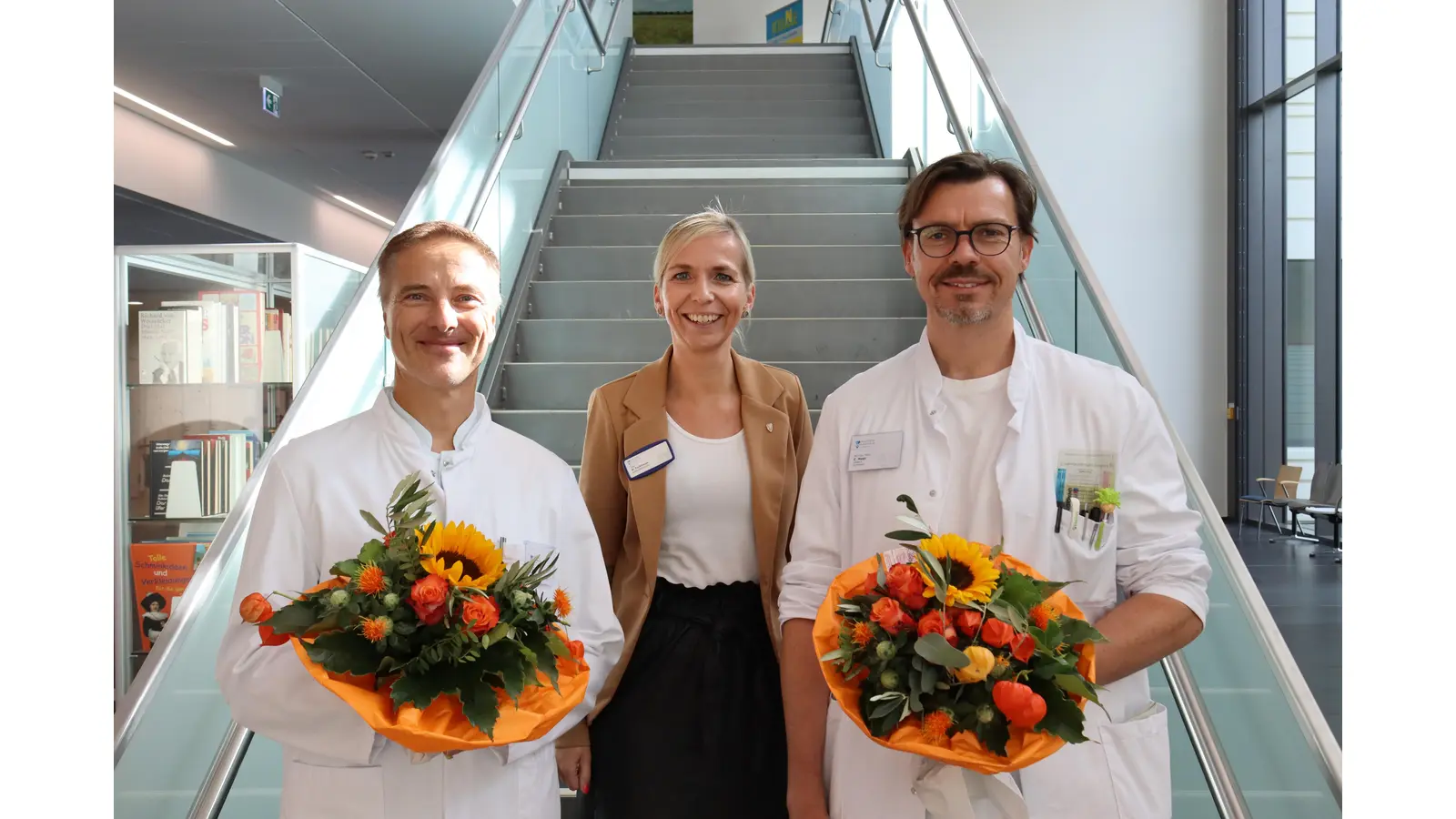 Das neue Chefarzt-Team der Fachabteilung für Kardiologie, Dr. Söhnke Theiß (links) und Dr. Christian Heer (rechts), gemeinsam mit Geschäftsführerin Diana Fortmann. (Foto: AGAPLESION EV. KLINIKUM SCHAUMBURG gGmbH)