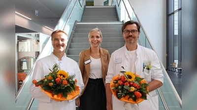 Das neue Chefarzt-Team der Fachabteilung für Kardiologie, Dr. Söhnke Theiß (links) und Dr. Christian Heer (rechts), gemeinsam mit Geschäftsführerin Diana Fortmann. (Foto: AGAPLESION EV. KLINIKUM SCHAUMBURG gGmbH)