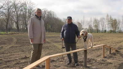 Haben das Gelände eröffnet (v.li.): Bürgermeister Carsten Piellusch, Ortsbürgermeister Thomas Silbermann und Hündin Jütti.  (Foto: tau)