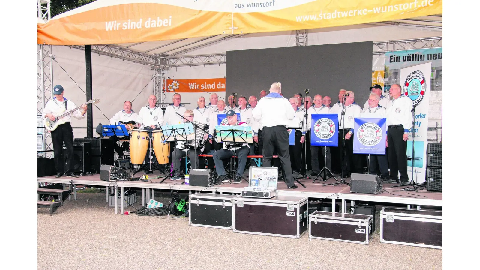 Wunstorfer Shanty-Chor auf der Seebühne (Foto: gi)