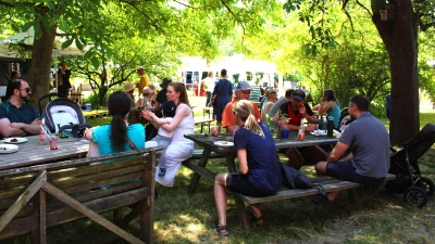 Auf dem Gelände: Kaffee und Kuchen gibt es im Schatten der alten Obstbäume. (Foto: privat)