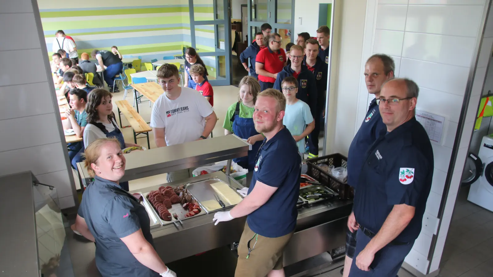 Klein Heidorns Ortsbrandmeister Jens Adamskie (re.) und sein Küchenteam bei der Essenausgabe.  (Foto: gi)