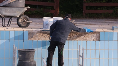 Fliesenarbeiten werden im Bokeloher Freibad ausgeführt.  (Foto: gi)