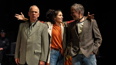 Warten gemeinsam (v.li.): Martin Schwartengräber (Ralf), Camila Cordero (Meike) und Gotthard Hauschild (Hannes). (Foto: Tim Müller)
