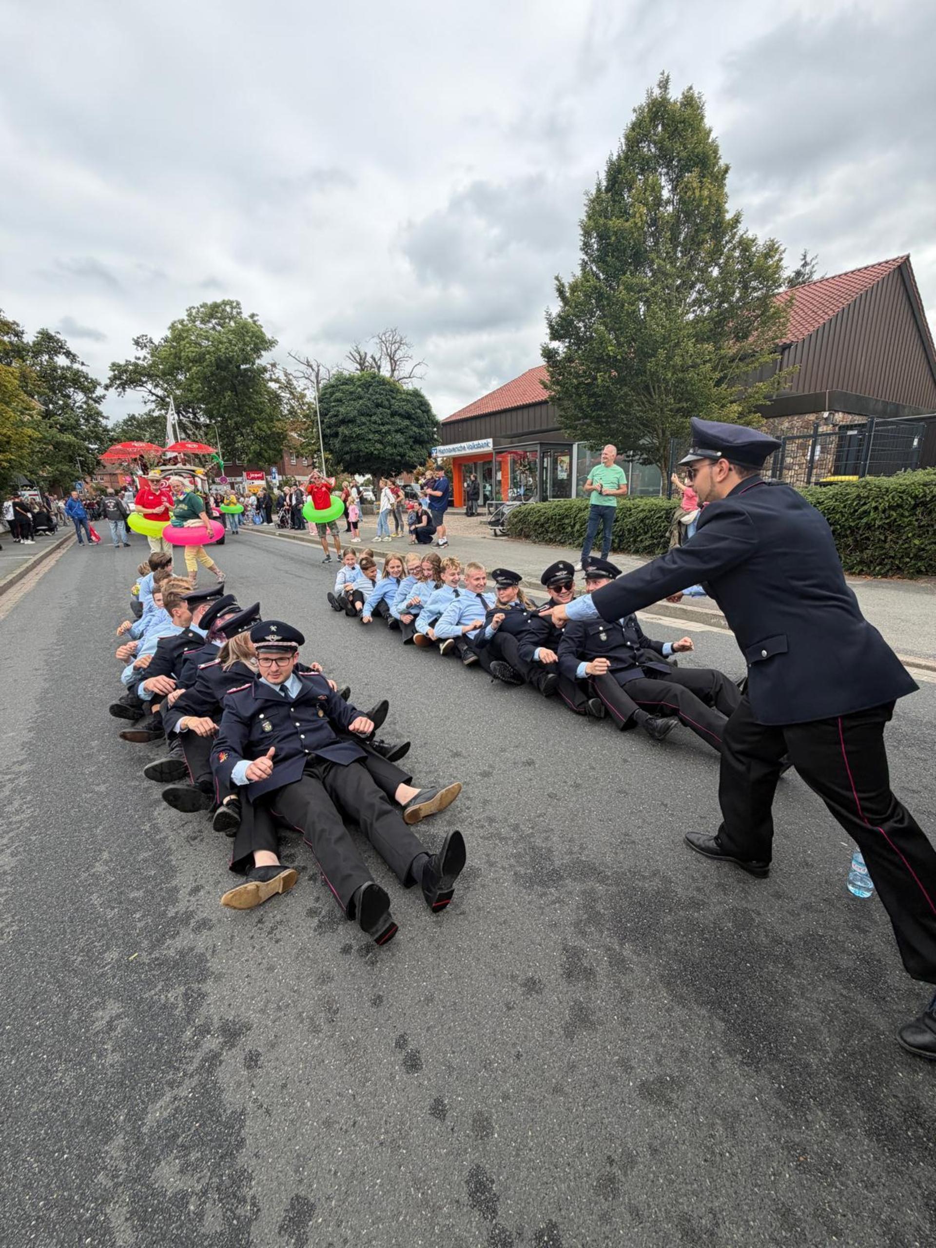 Großer Festumzug: Rudereinlage auf der Straße. (Foto: privat)