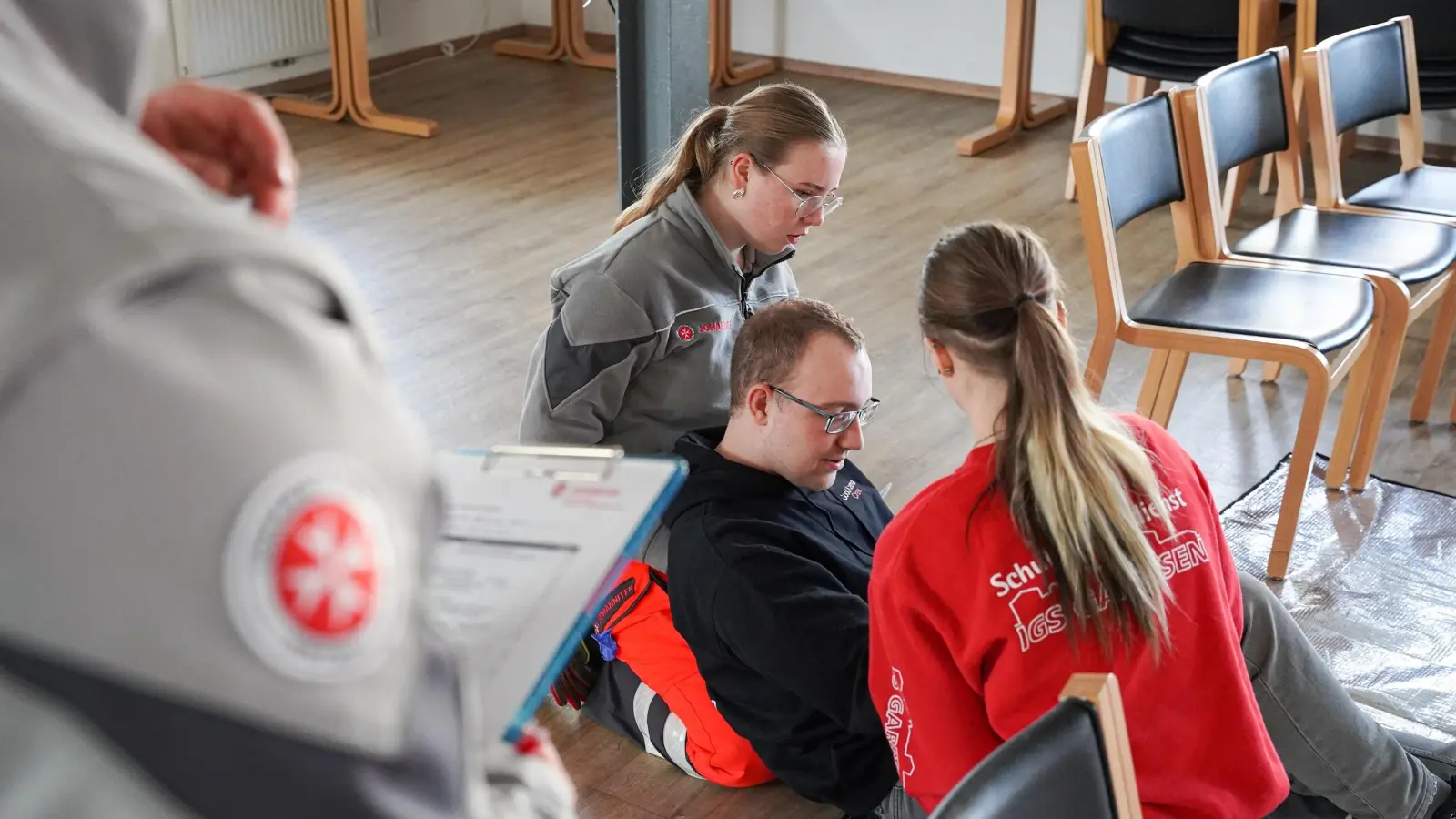 Bei einer Übung: Emma Brüning stützt den Patienten. (Foto: Lucas Ulrich)