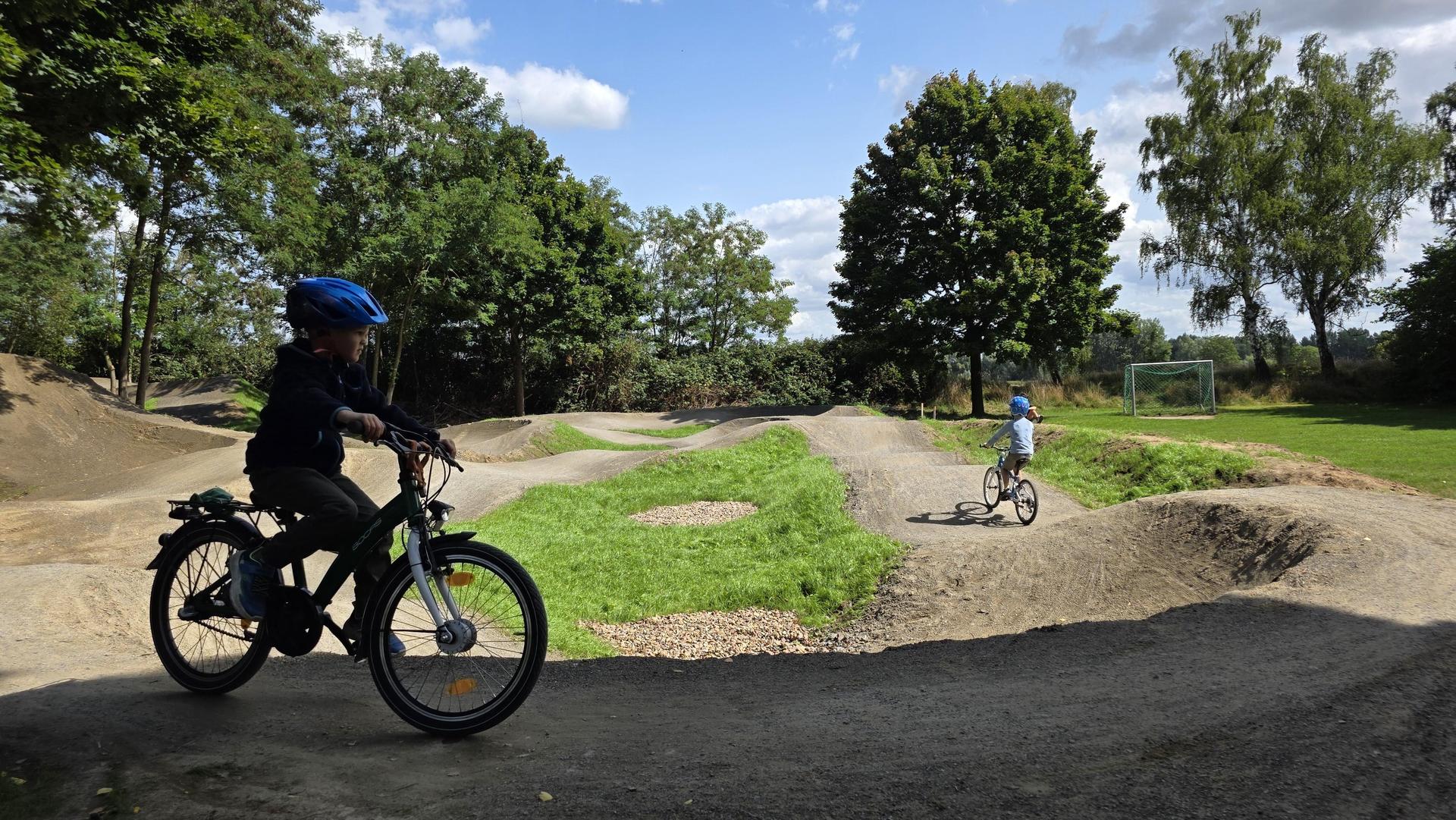 Nach der Freigabe: Erste Eindrücke vom Bikepark an der Reiterkuhle. (Foto: tau)