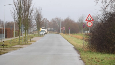 Fragwürdig: Eine Tempo 30 Regelung mit Hinweis auf eine Einengung, die nicht mehr erkennbar ist. (Foto: tau)