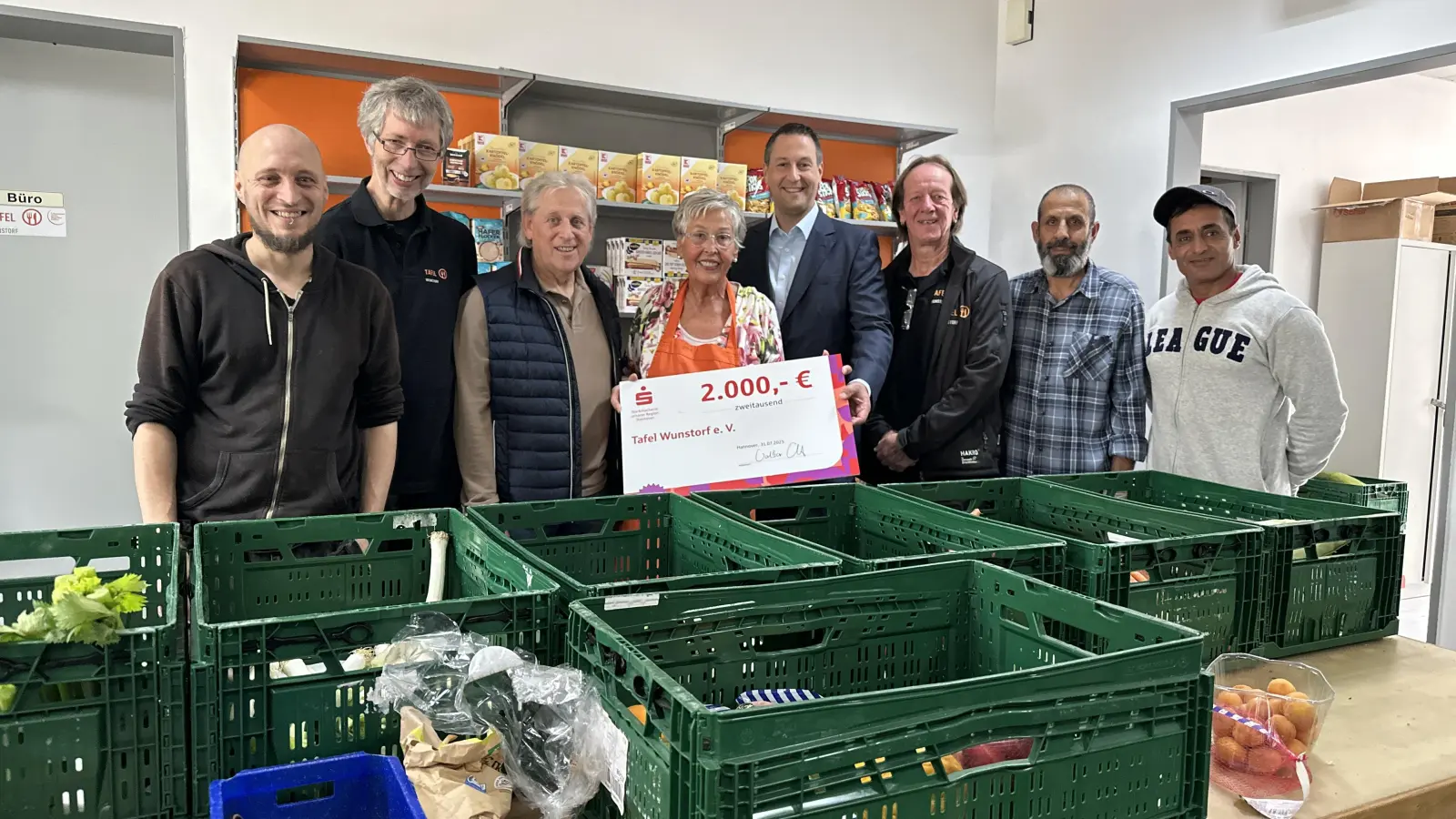 Bei der Übergabe im Tafelhaus (v.li.): Marcel Wallprecht, Michael Krause-Kaiser, Wolfgang Klein, Ursula Jungbluth, Michael Scholz, Frank Löffler, Treq Hameed und Rahim Momammadi. (Foto: privat)