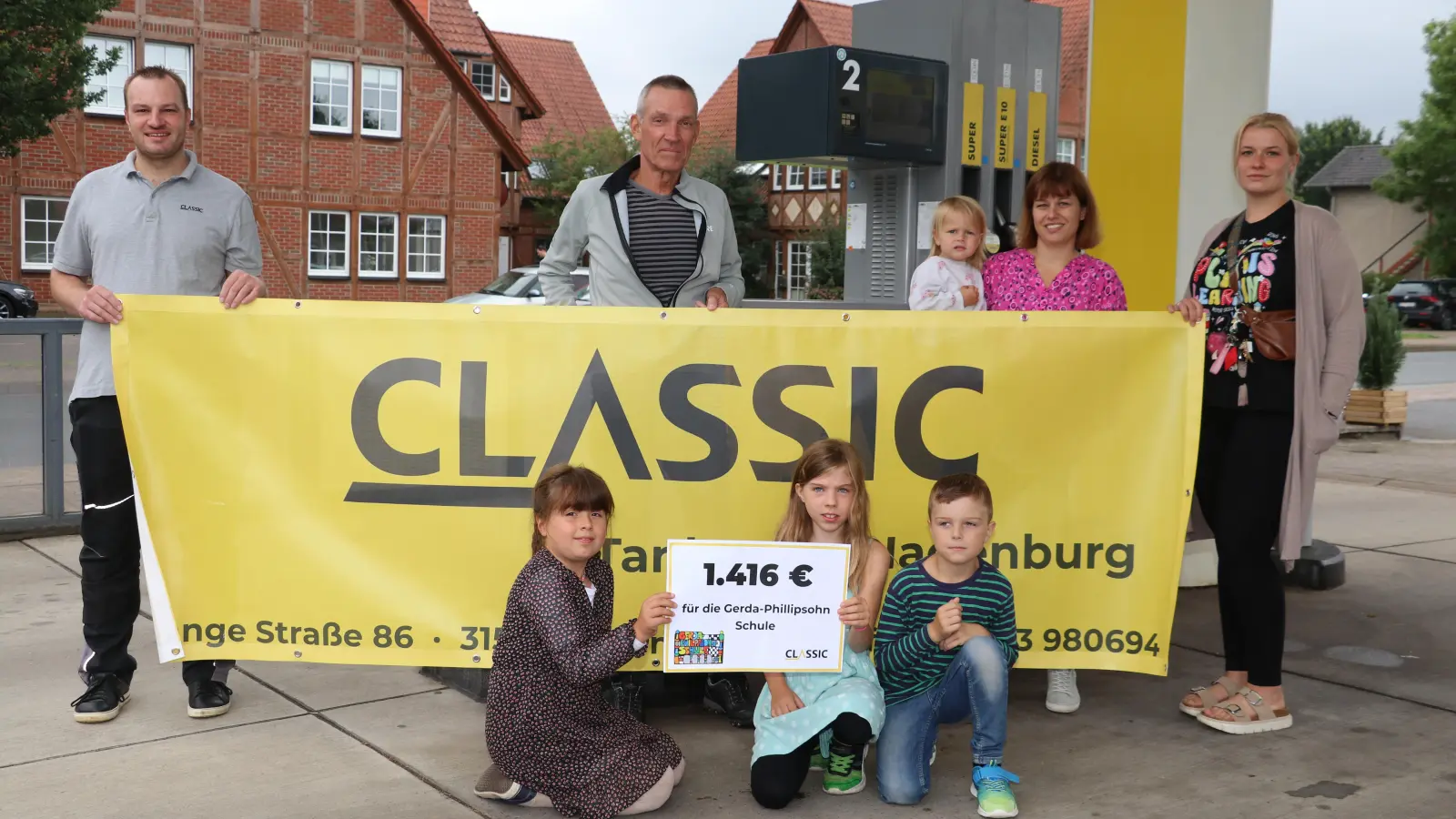 Spendensumme überreicht (v.li.): Norman und Ingo Jung sowie Janine Kiepke und Kadiya Bock. (Foto: gi)