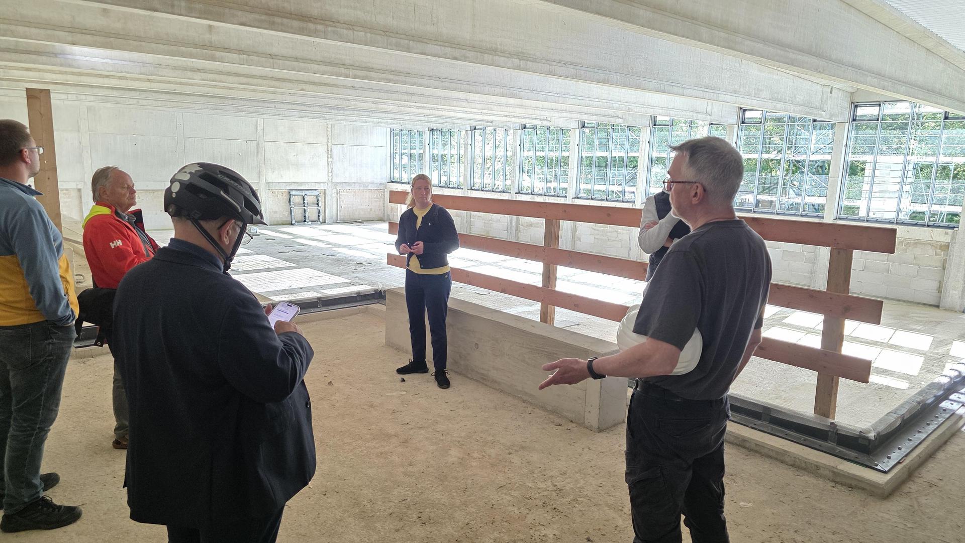 In der neuen Sporthalle: Die Mitglieder des Ortsrates. (Foto: tau)