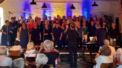 Beim Auftritt im Kuhstall von Stilles Hof: Der Chor „AufTakt Luthe“. (Foto: Peter Heihoff)