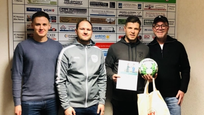 Timo Engwer vom FC Hevesen wird von Tim Wieggrebe, Lennard Braun-Werdin und Reinhard Stemme für sein faires Veralten geehrt. (Foto: bb)